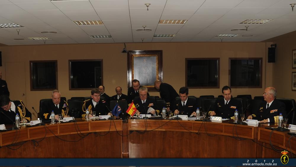 En la Sala de Juntas del Estado Mayor de la Armada, el almirante Stanhope asistió a una presentación sobre la Armada española
